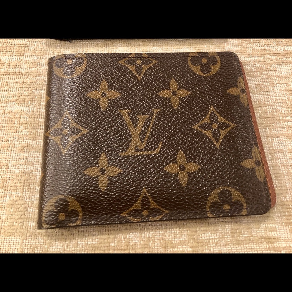 Authentic Louis Vuitton men bi-fold wallet